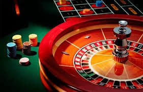Ekspresi antusias pengguna menonton pertandingan liga sepak bola bersama secara online